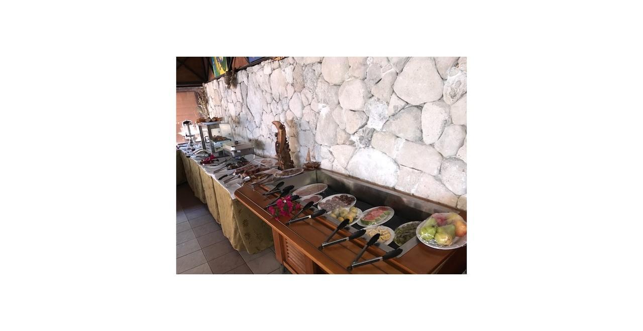 Hotel Nengone Village Mare Екстер'єр фото